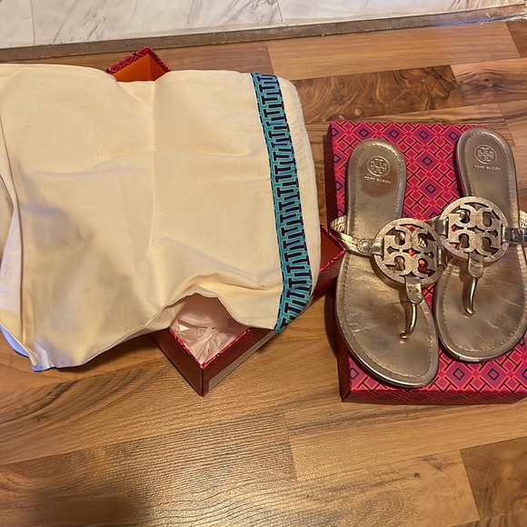 Tory Burch rose gold sandals - Picture 7 of 7